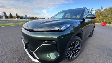 oto nowy suv bezpieczny jak volvo. spala 2,4 l na 100 km. ceny sensacją