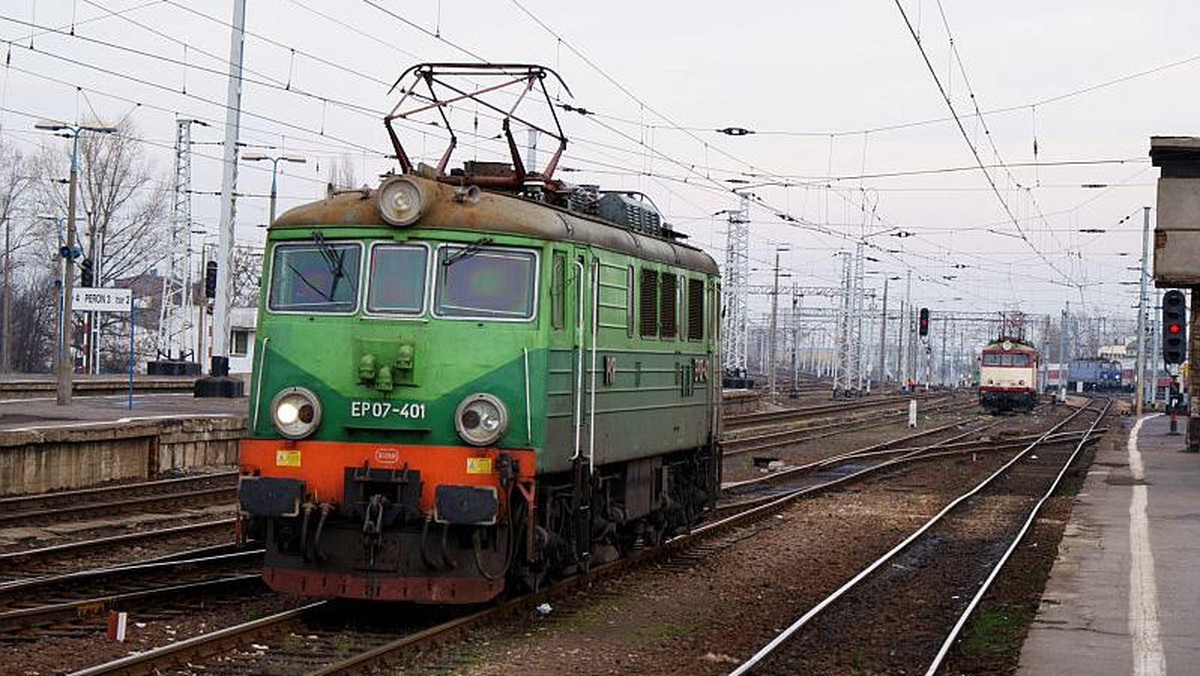 Z ogólnej liczby 2,5 tys. dworców kolejowych w Polsce, swoje funkcje pełni tylko 600. Co prawda pociągi zatrzymują się na 900 dworcach, ale 300 z nich to puste budynki, bez kas biletowych i poczekalni – czytamy w „Dzienniku Gazecie Prawnej”.
