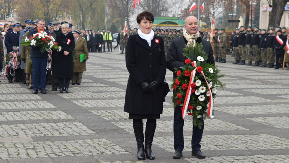 11 listopada, 98 lat temu, po 123 latach niewoli Polska odzyskała niepodległość. Co roku rocznica tych wydarzeń jest okazją do radosnego świętowania. W tym spotkaliśmy się na zielonogórskim deptaku. - Przywiodła nas tutaj miłość do ojczyzny, a także pamięć tamtych dni i bohaterów naszej ojczyzny. Jesteśmy im bardzo wdzięczni za niepodległość, za wolność. Chcemy się dzisiaj razem radować i świętować – mówiła marszałek Elżbieta Anna Polak, która rozdawała Lubuszanom biało-czerwone kotyliony oraz srebrne orzełki.