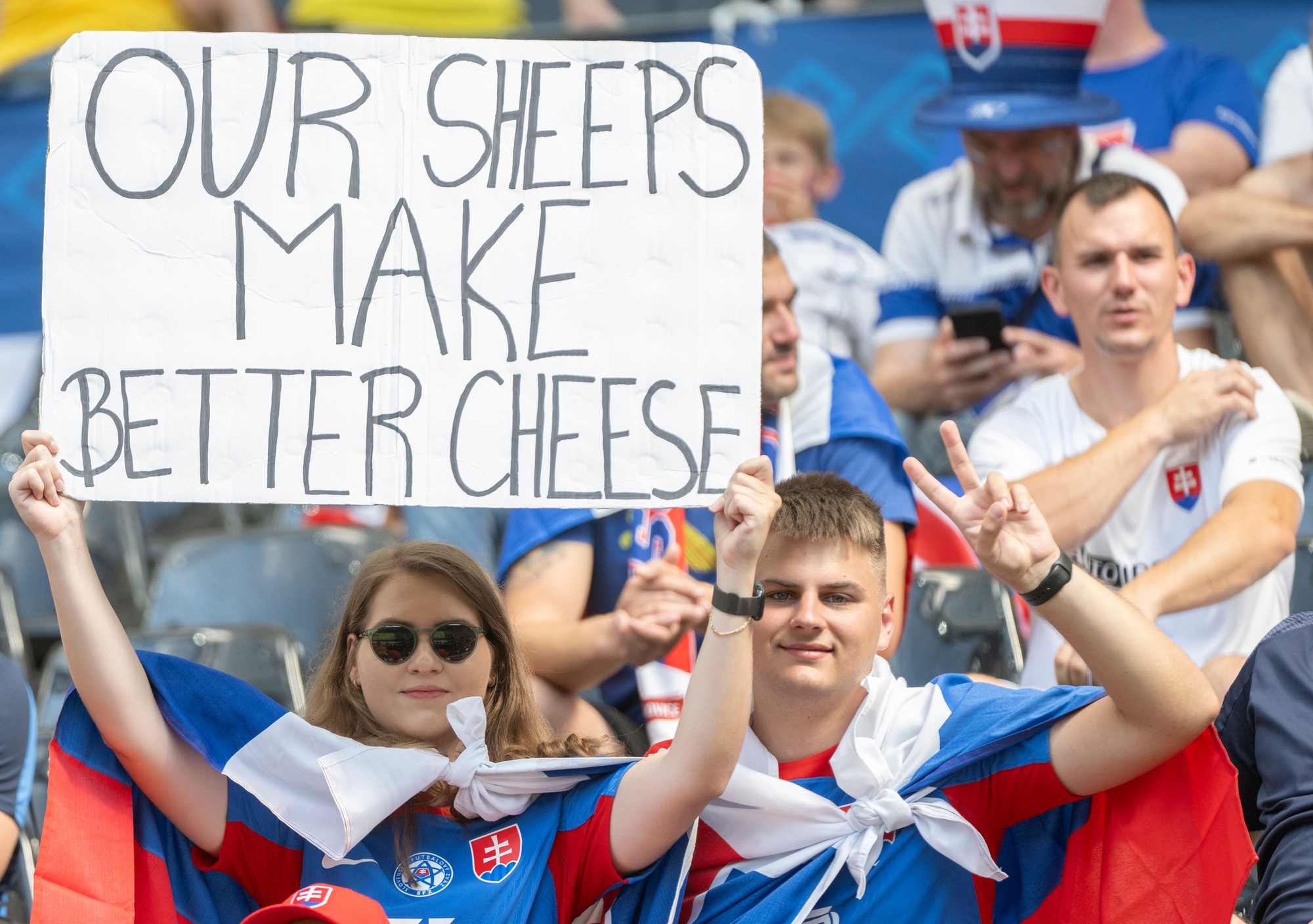 Slovenskí fanúšikovia pred zápasom s Rumunskom.