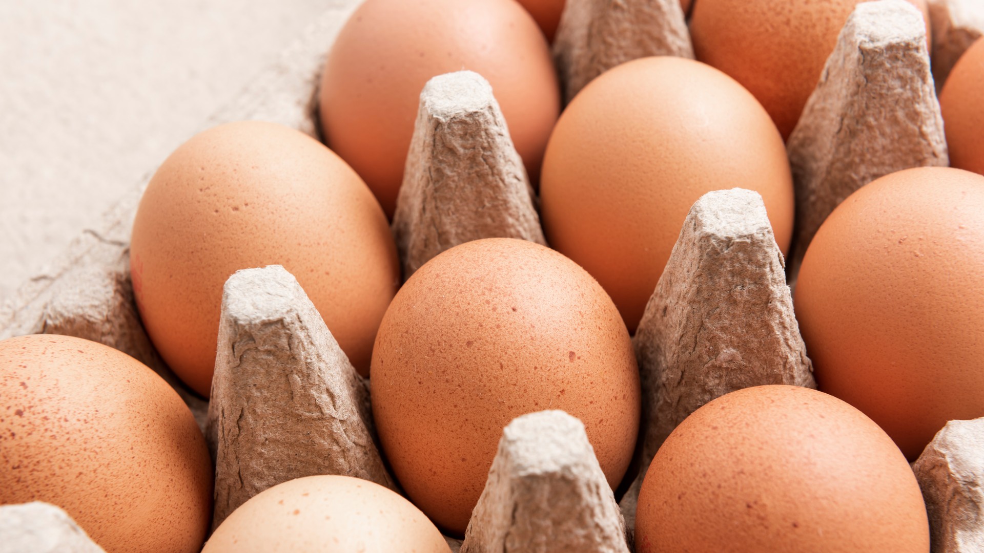 How eggs do we need. Яйца вкрутую. How eggs do we need. Яйца складывают вручную. Farm fresh eggs.