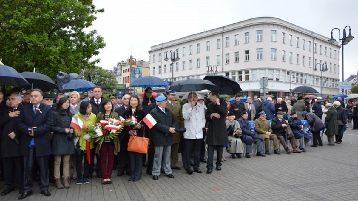 Złożeniem kwiatów pod pomnikiem Bojownikom o Polskość Śląska Opolskiego władze miasta, województwa i mieszkańcy Opola uczcili święto uchwalenia Konstytucji 3 Maja.