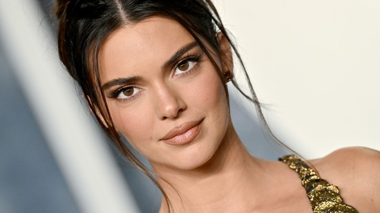 Kendall Jenner mindössze egyetlen hatalmas hajgumit viselt a kifutón