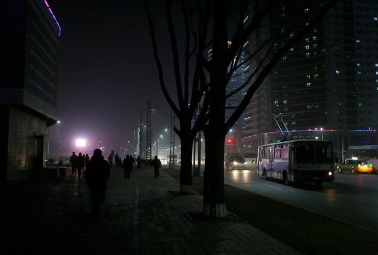 Pjongjang nocą. Ciemno, pusto, przygnębiająco