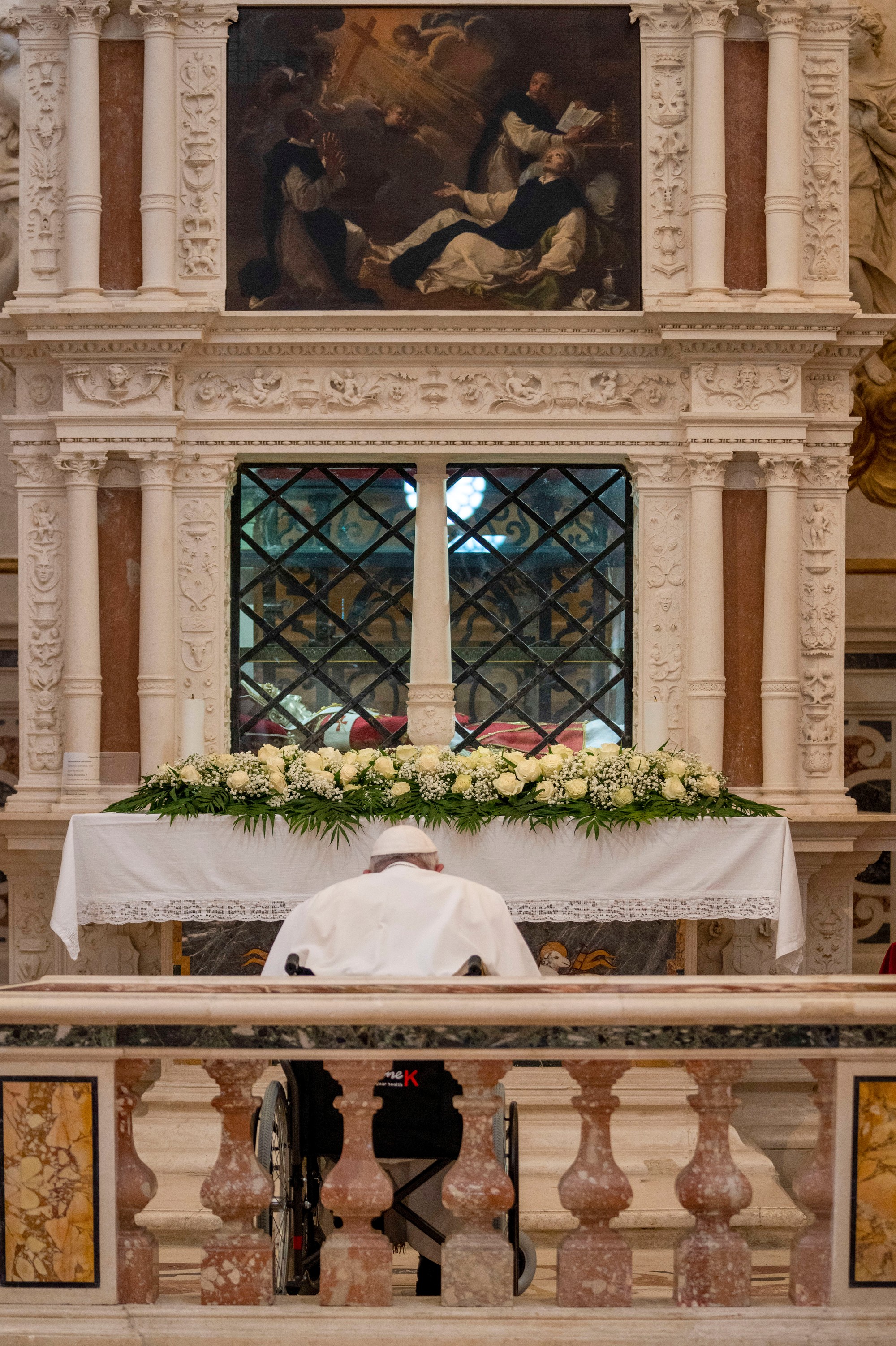 Pápež František sa modlí pri hrobke pontifika Celestína V. počas pastoročnej návštevy talianskeho mesta L'Aquila v nedeľu 28. augusta 2022.