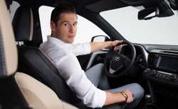 Grzegorz Krychowiak zadaje szyku za kierownicą nowej Toyoty. A co na to Tomasz Zimoch?