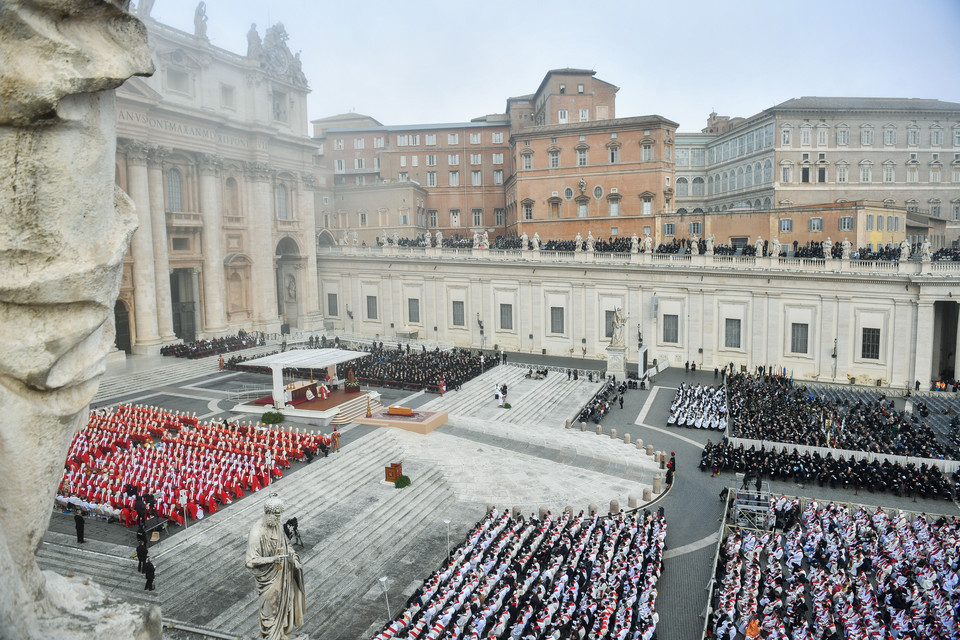 Pogrzeb Benedykta XVI w Watykanie [ZDJĘCIA]