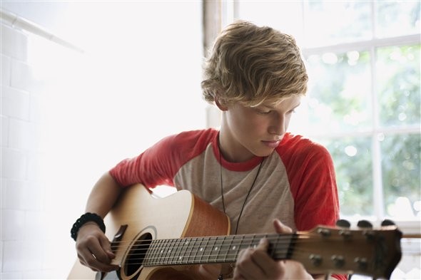 'Młodszy brat' czy największy rywal Justina Biebera?