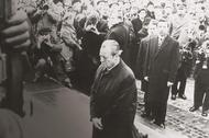 Willy Brandt klękający przed pomnikiem warszawskiego getta