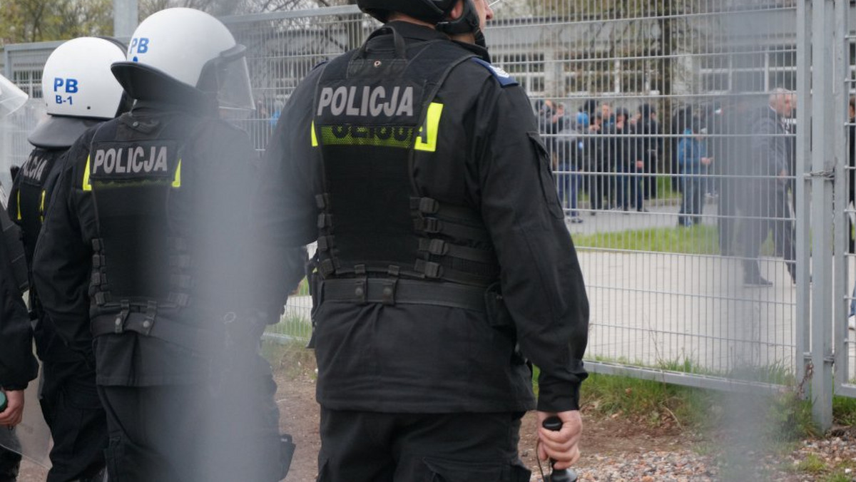 22 pseudokibiców Zagłębia Sosnowiec zostało zatrzymanych podczas wczorajszych starć z policją przed stadionem Górnika w Zabrzu. Policja użyła pałek, gazu i broni gładkolufowej. Trwa identyfikacja kolejnych osób biorących udział w zajściu.