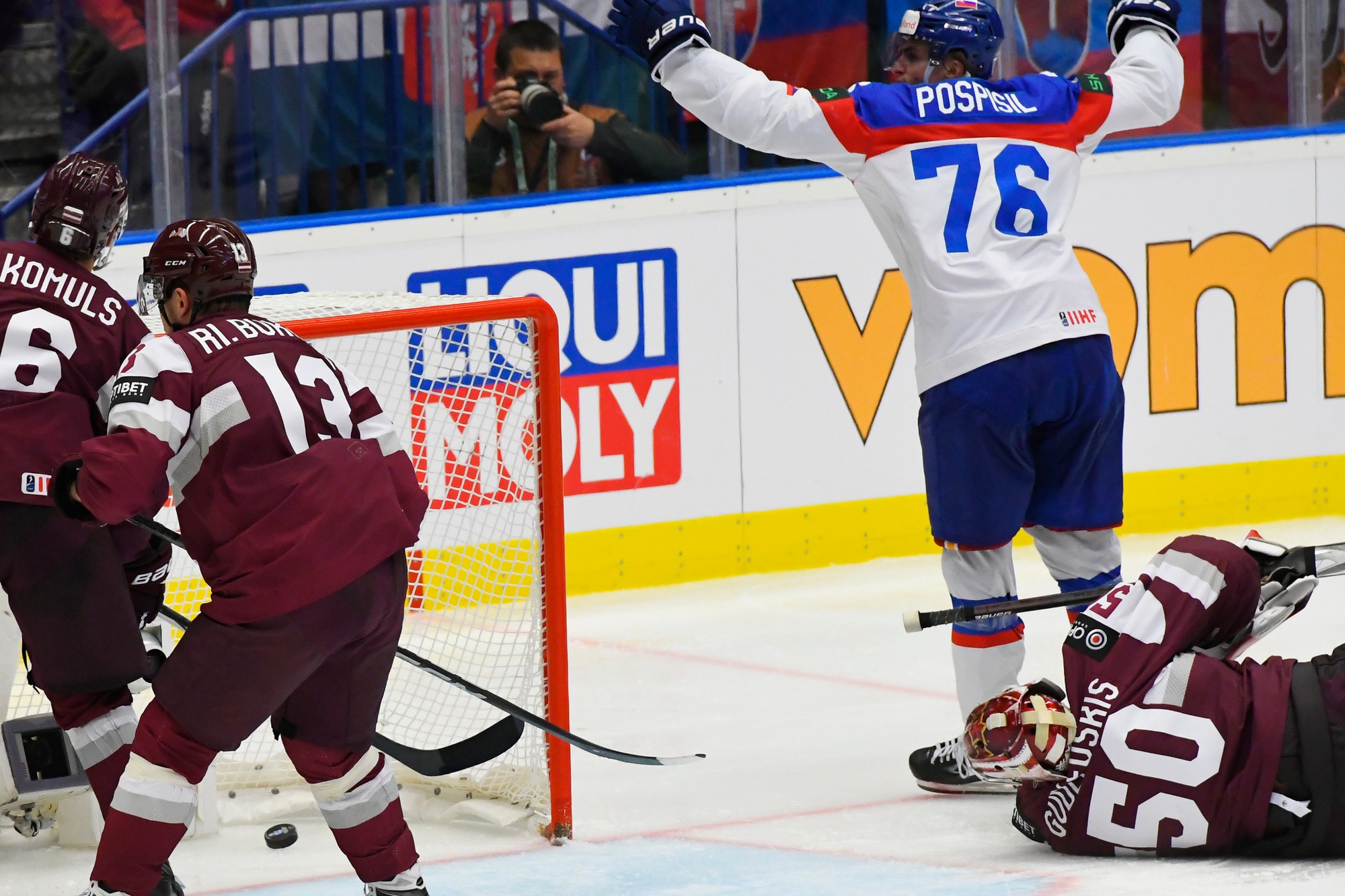 Vravo Martin Pospíšil (Slovensko) a brankár Kristers Gudlevskis (Lotyšsko).