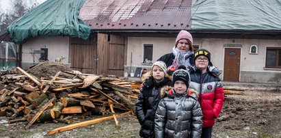 Dramat samotnej matki z trójką malutkich dzieci. Pożar strawił ich dom tuż przed świętami!