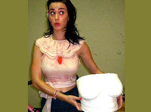 Katy Perry pokazuje piersi