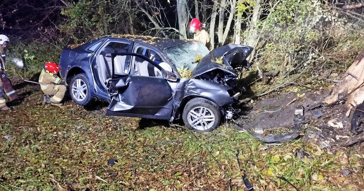 Tragedia w Adamowie, auto roztrzaskało się o drzewa. Służby wezwał telefon ofiary