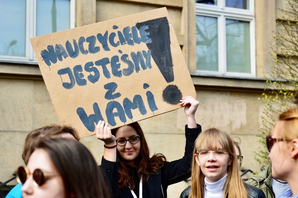 Powstrzymanie się od pracy w okresie strajku będzie miało wpływ na wysokość przysługującej nauczycielowi trzynastki i nabycie uprawnień do czternastki