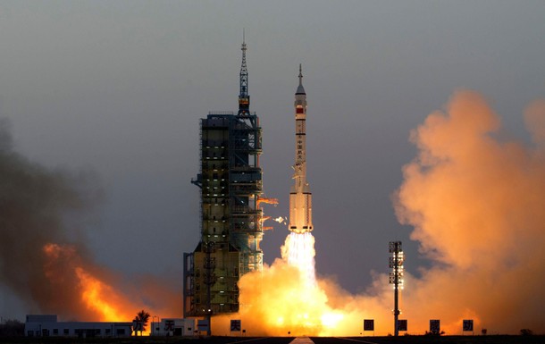 Shenzhou-11 manned spacecraft carrying astronauts Jing Haipeng and Chen Dong blasts off from the lau