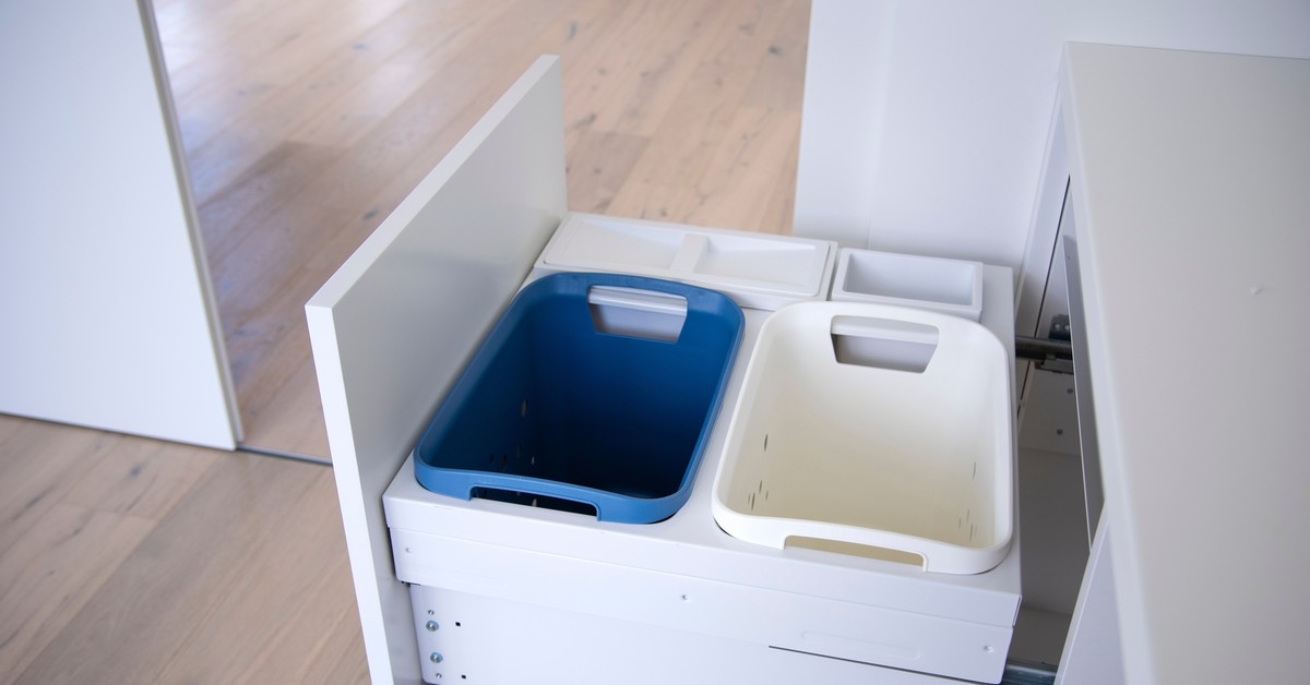 Nowy kolor pojemników na odpady (biały)? W niektórych gminach takie stoją. Jakie śmieci do nich wrzucamy?