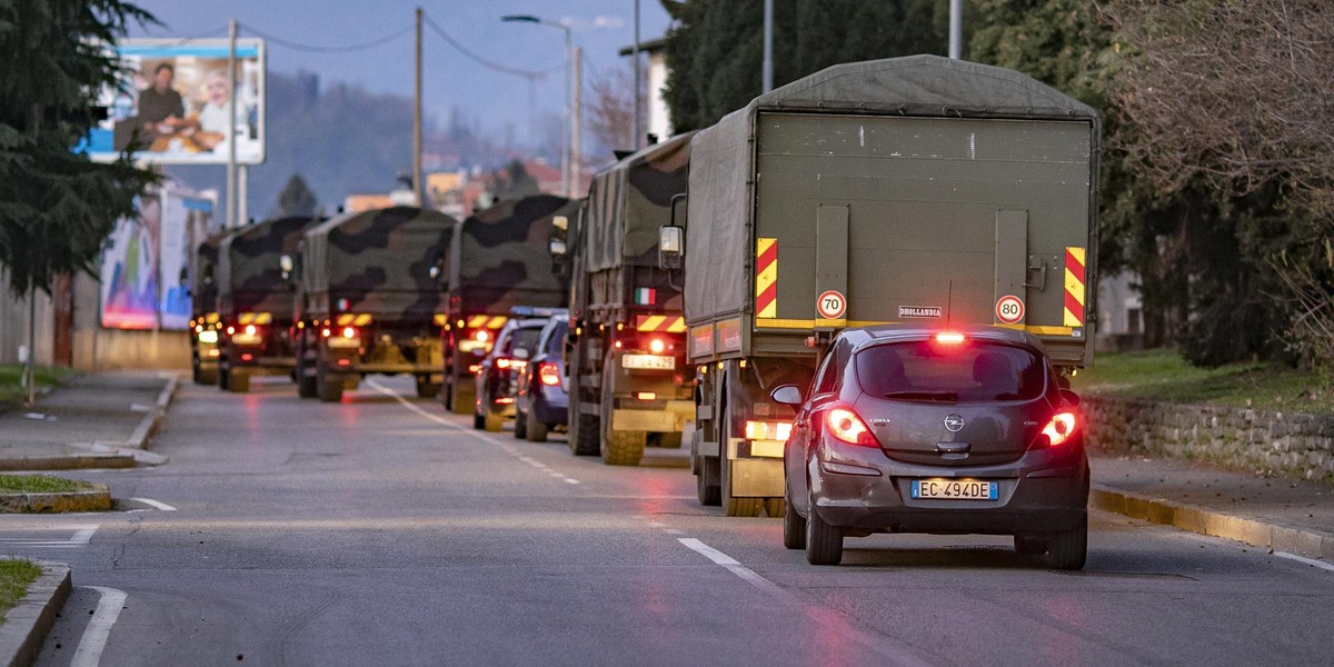 Bergamo. Miasto trumien. Tak wojsko wywozi ciała z miasta