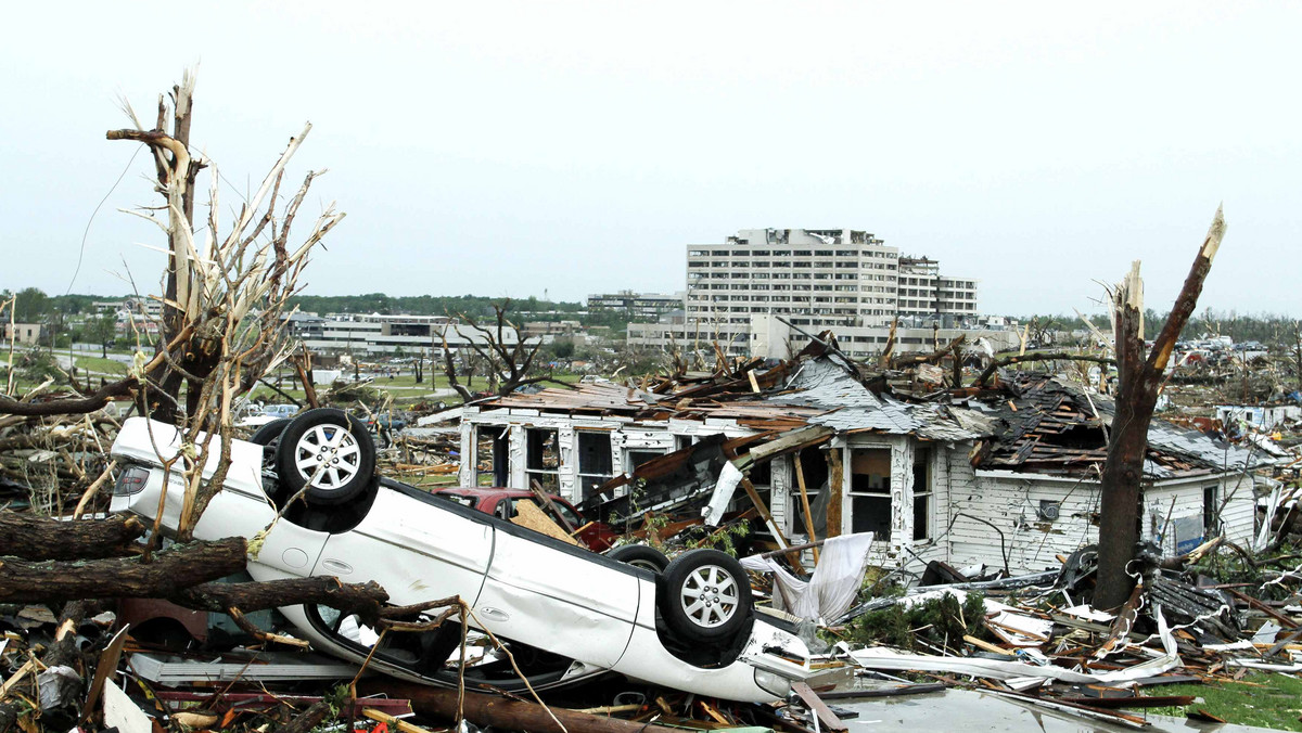 Tornado, które przedwczoraj spustoszyło 50-tysięczne miasto Joplin, w amerykańskim stanie Missouri, zabiło co najmniej 116 osób - poinformowały wczoraj tamtejsze władze na konferencji prasowej. Ostateczna liczba ofiar może się okazać większa. Liczby rannych dotychczas nie ustalono.