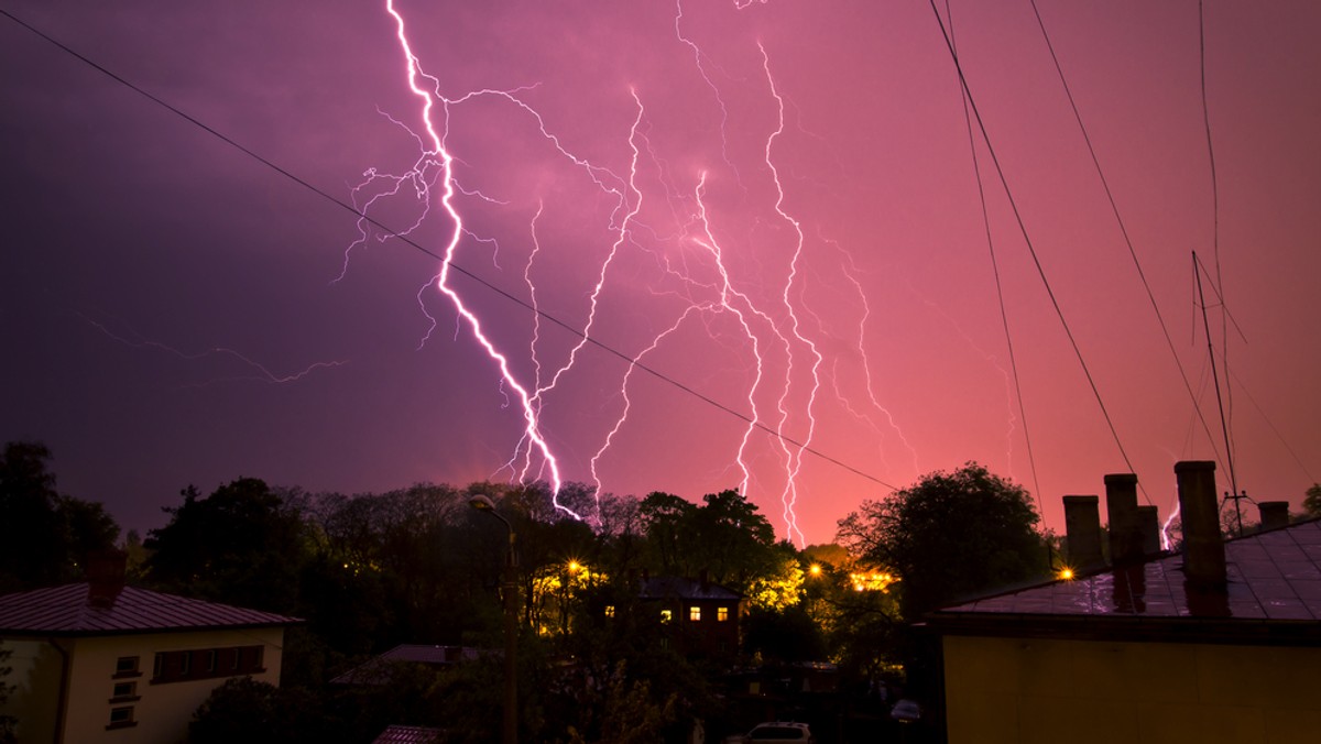 Instytut Meteorologii i Gospodarki Wodnej ostrzega przed burzami z gradem w niemal całym kraju. Synoptycy najgorszą sytuację przewidują w woj. opolskim, na Śląsku i w Małopolsce, gdzie wydano ostrzeżenia drugiego stopnia.