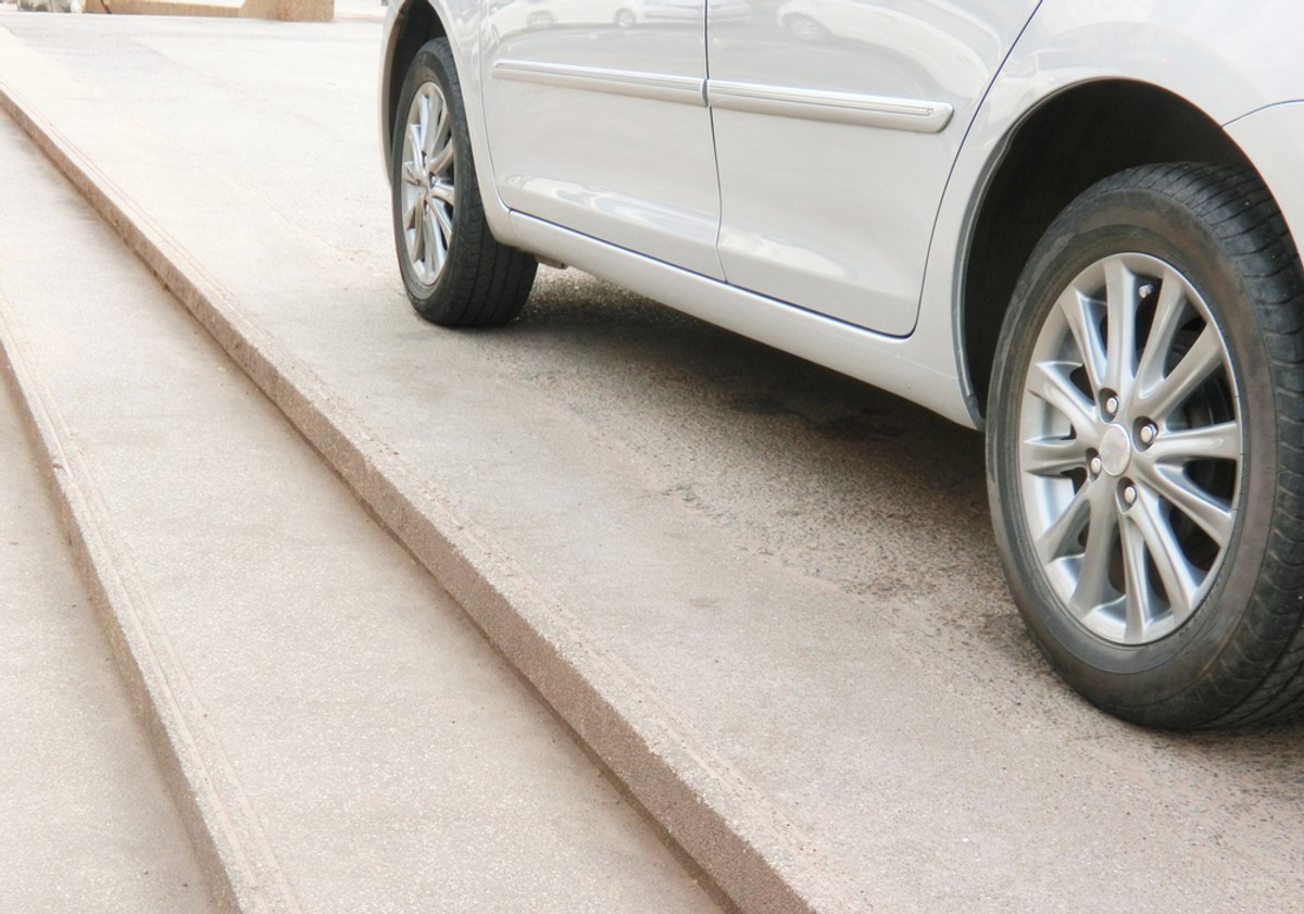 Niezależnie od tego, jakie regulaminy i zabezpieczenia zastosuje firma, i tak – zdaniem fiskusa – nie może odliczyć 100 proc. VAT, jeżeli pracownik postawi służbowe auto w swoim garażu lub przed domem.