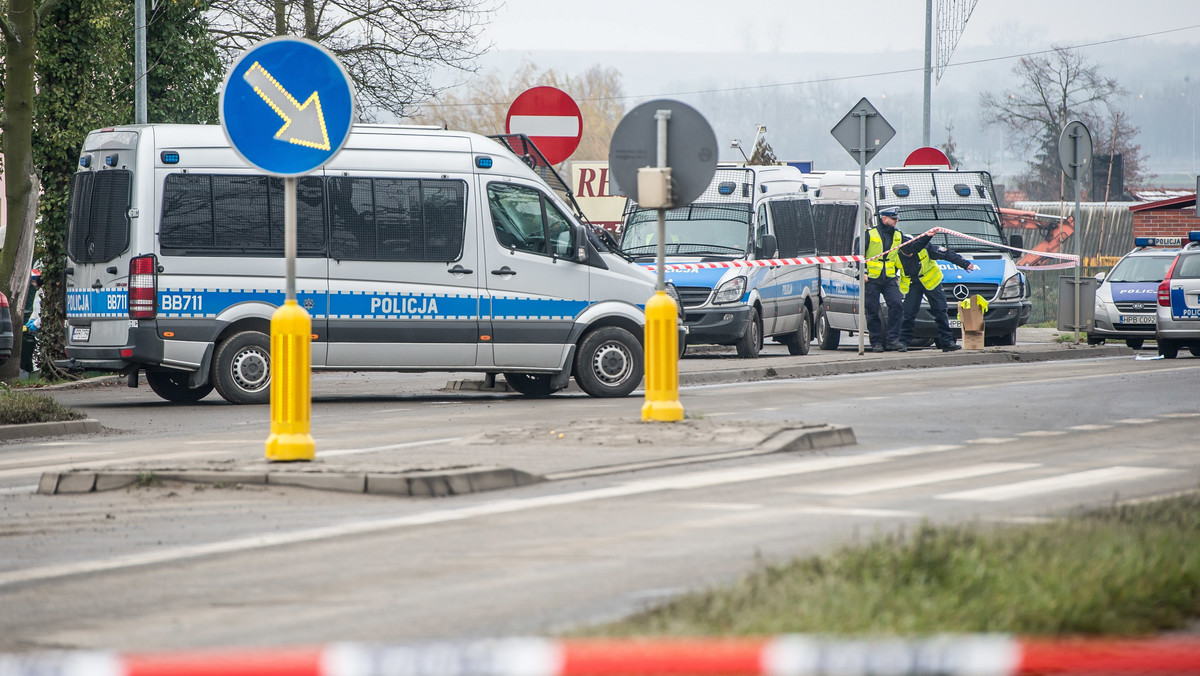 Prawdopodobnie dzisiaj przesłuchani zostaną dwaj mężczyźni, którzy brali udział w nocnym napadzie na bankomat w Wiszni Małej na Dolnym Śląsku - podaje RMF FM. Podczas akcji antyterrorystów zginął jeden z funkcjonariuszy, a trzech zostało rannych. Śmierć poniósł także jeden z napastników.