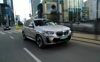 Wolniej jedziesz, szybciej dojedziesz. Tak się jeździ takim elektrykiem, jak BMW iX3 