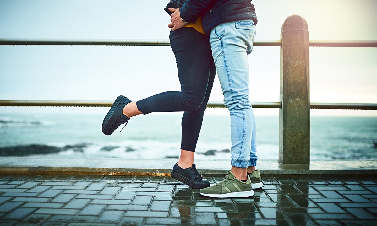 Związki kobiet z młodszymi mężczyznami już nie szokują. Psycholog tłumaczy dlaczego