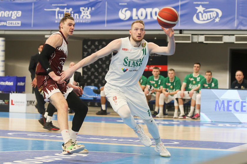 Aleksander Dziewa (24 l., z piłką) drugi sezon gra w Energa Basket Lidze