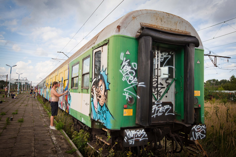 ŁÓDŹ FESTIWAL GRAFFITI MALOWANIE POCIĄGU