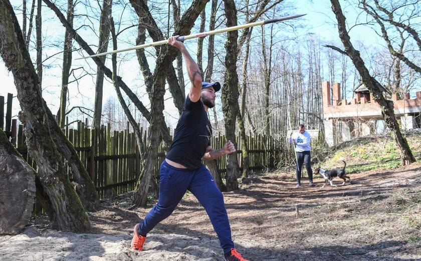 Michał Krukowski niczym strongman przeciąga też stary traktor ojca.