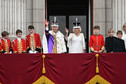 Koronacyjne pozdrowienia na balkonie pałacu Buckingham