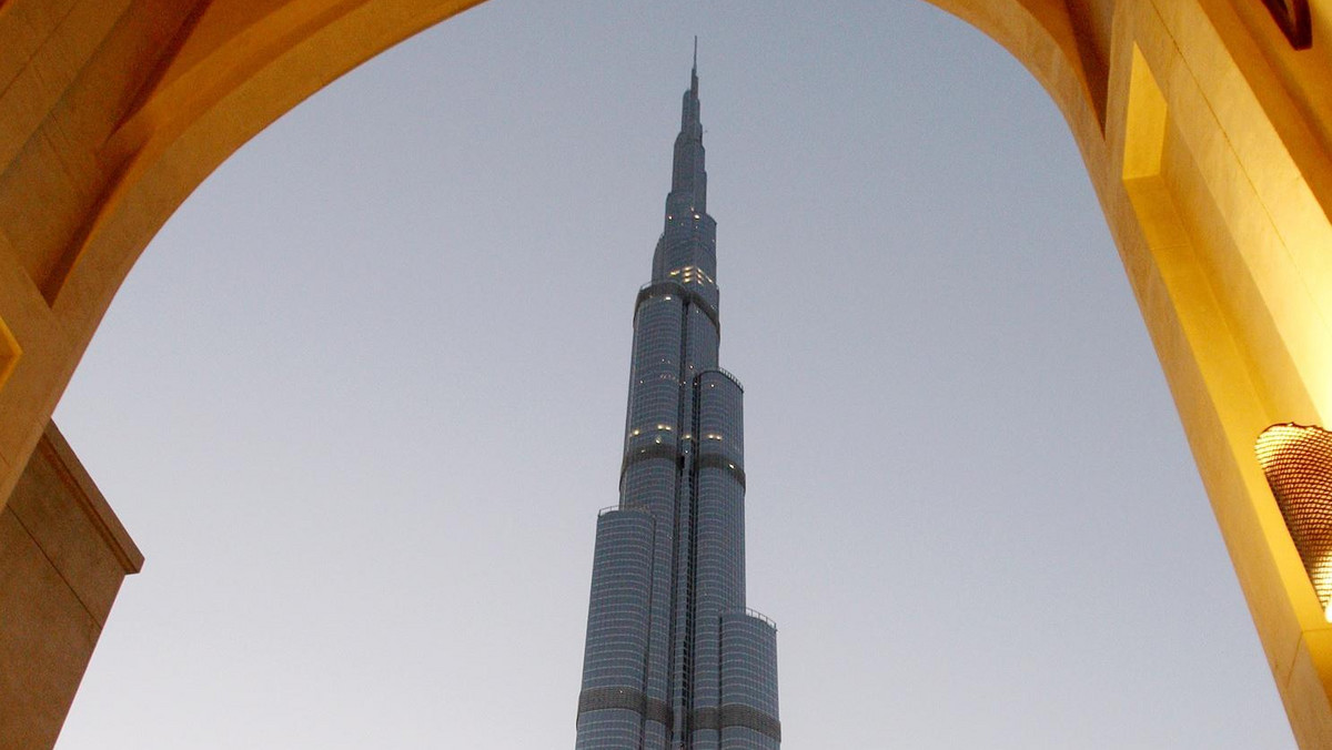 Mężczyzna popełnił wczoraj samobójstwo, skacząc z wieżowca Burj Khalifa w Dubaju. Burj Khalifa ma 828 metrów wysokości i jest najwyższym wolno stojącym budynkiem na świecie - informuje serwis CNN.