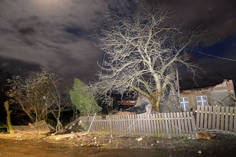 Najsilniejsze porywy wiatru wystąpiły na Śląsku i osiągały ponad 100 kilometrów na godzinę. Na Dolnym Śląsku ranne zostały 3 osoby.