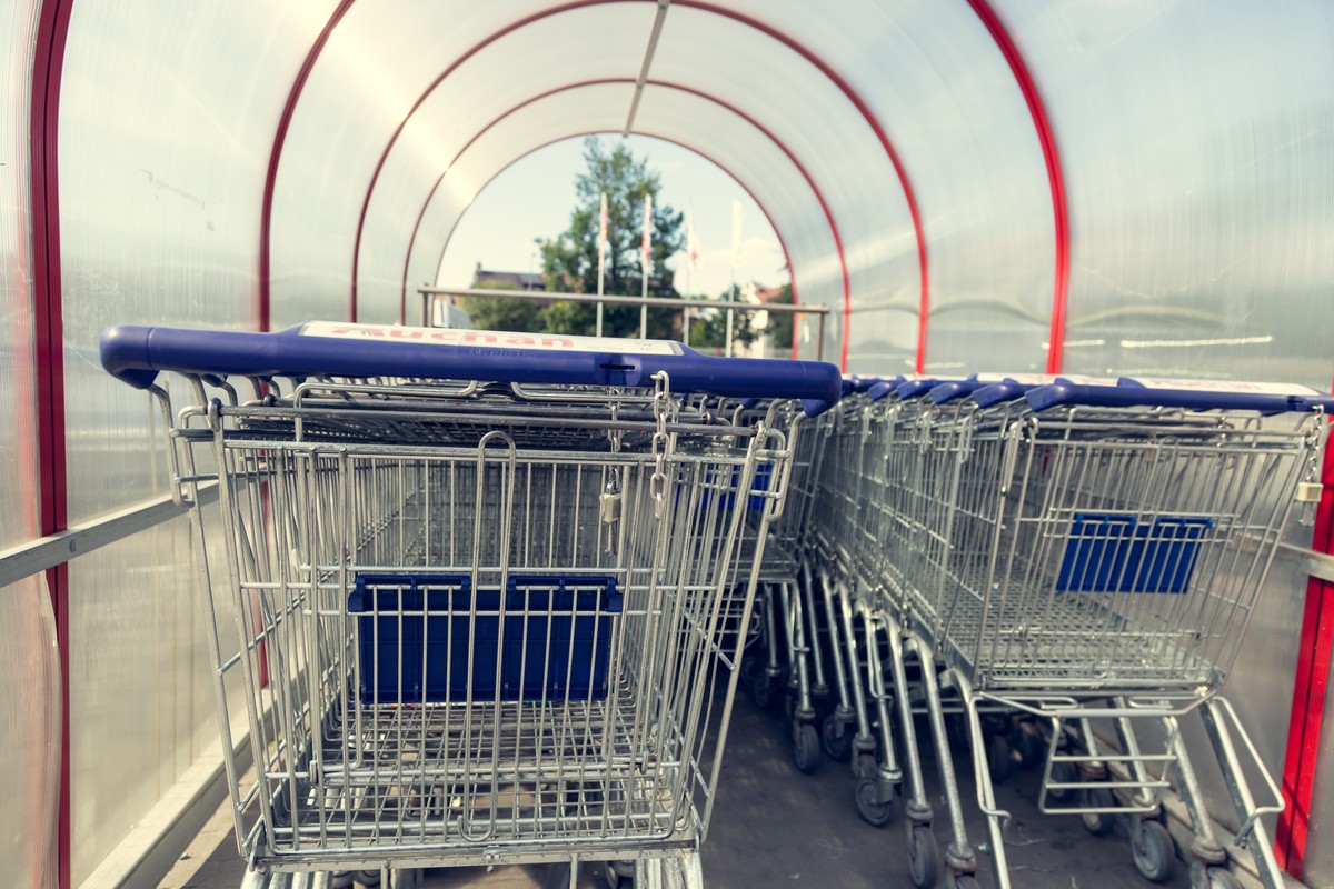 Hipermarkety kontra dyskonty. Które i za co bardziej cenią Polacy? [SONDAŻ]