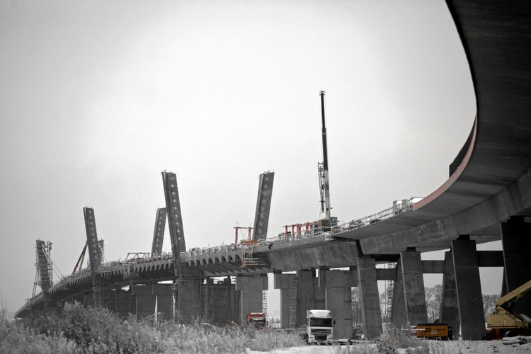 Most typu extradosed (z ang. extradosed prestressed bridge – EPB) łączący ideę mostu podwieszanego i belkowego sprężonego. W tego typu konstrukcjach część kabli sprężających poprowadzonych jest nad podporami (poza przekrojem dźwigara), które wykonane w formie niskich pylonów pełnią rolę tzw. dewiatorów. Rozpiętości przęseł mostów typu extradosed wynoszą najczęściej od 100 do 200 m. Dużą zaletą tego typu rozwiązania (w porównaniu z obiektami wantowymi) jest znaczne mniejszy koszt budowy, wynikający z konstruowania niższych pylonów.