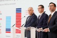 Wicepremier Jacek Sasin, premier Mateusz Morawiecki i prezes Orlenu Daniel Obajtek