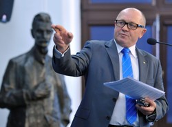 2,5 tys. za tabliczkę z nazwiskiem ministra? Sawicki węszy prowokację