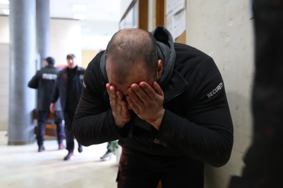 Pripadnik obezbeđenja se drži za oči nakon haosa ispred Skupštine