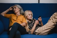 Mózg analogowy i cyfrowy. Boomersi i zetki mają różne rzeczy w głowach