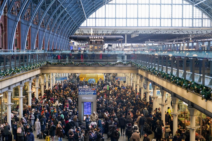 Putnici čekaju Evrostar voz na stanici Sent Pankras u Londonu 30. decembra