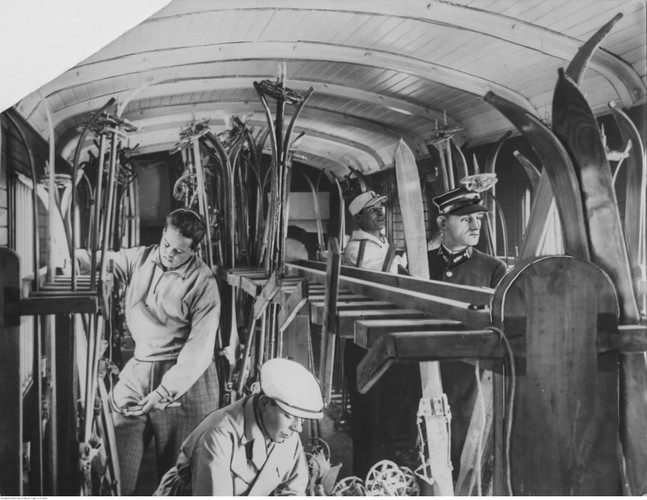 Wnętrze przechowywali sprzętu narciarskiego. Widoczne stojaki na narty i pasażerowie