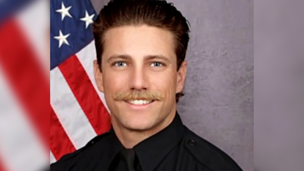 Vatrogasac izgledom očarao internet! Žene odlepile za njim - ostavljaju mu NEREALNE komentare: 