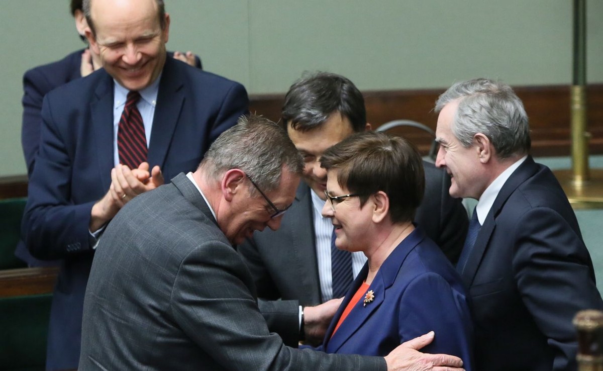 "Dla nas najistotniejszy jest głos mieszkańców metropolii warszawskiej" - podkreślił Krajewski.