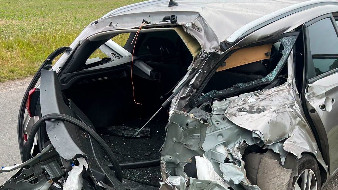 Na železničnom priecestí v Lozorne došlo k zrážke nákladného vlaku s motorovým vozidlom. 