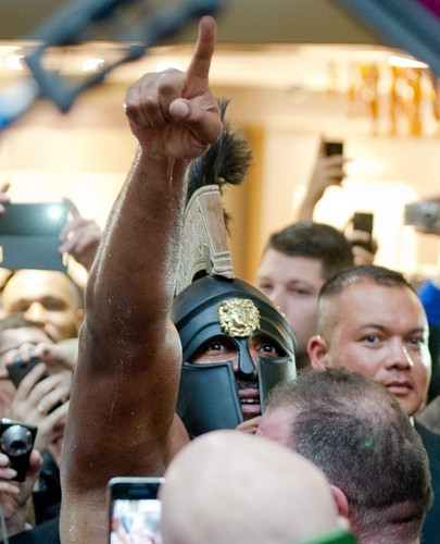 Shannon Briggs w stroju gladiatora prowokuje do walki Wladimira Kliczkę