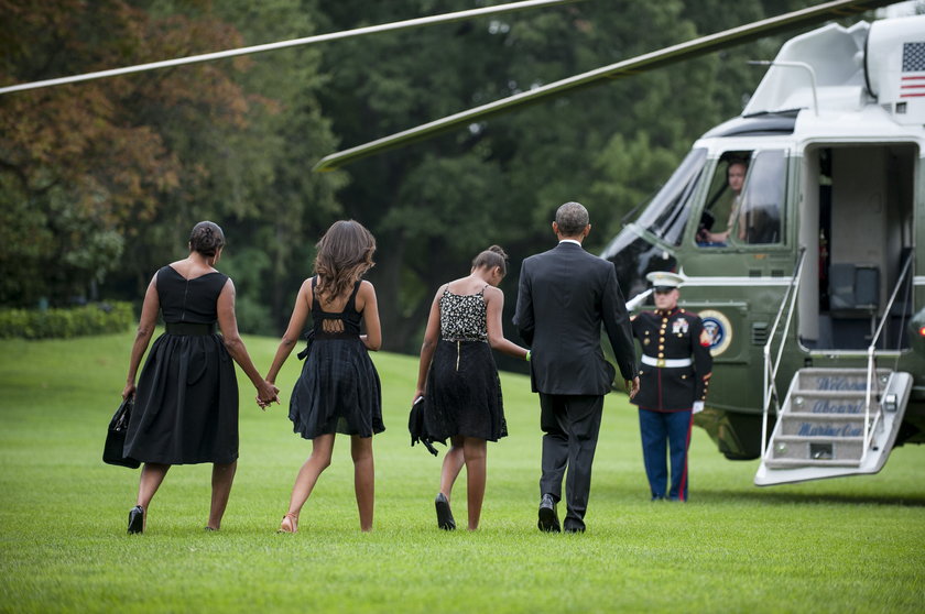 Prezydent Stanów Zjednoczonych z żoną i córkami
