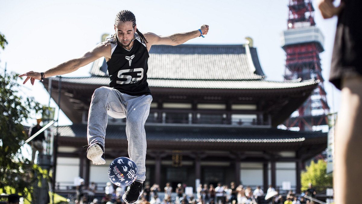 W sieci znaleźliśmy wideo, na którym Sean Garnier, francuski piłkarz freestylowy, prezentuje swoje umiejętności. Mężczyzna pokazał, że potrafi zapanować nad piłką za pomocą wielu części ciała.