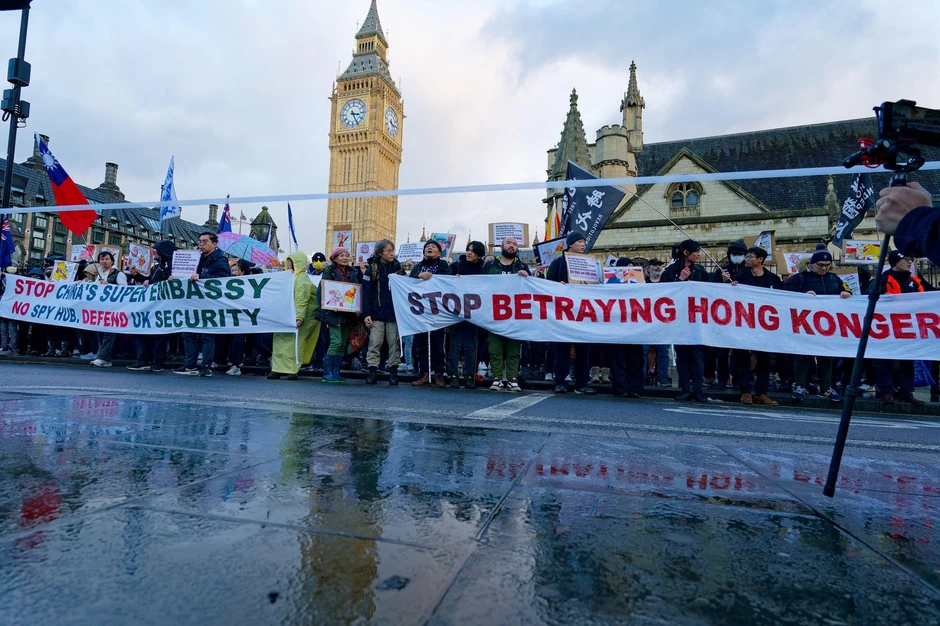 Protest u Londonu 6. decembra 2025. protiv predložene kineske mega ambasade