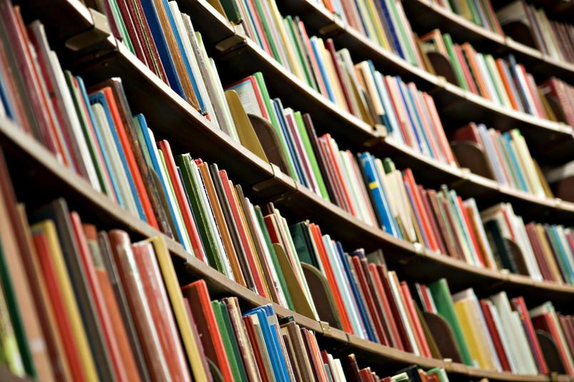 Bibliotekarzom w egzekwowaniu terminowego zwrotu książek pomagają nowoczesne rozwiązania.